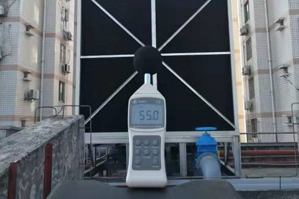 <a href=http://www.lqtjzcj.com target=_blank class=infotextkey>冷却塔降噪</a>后噪音测试”/> </p><p>冷却塔降噪后的噪声测试</p><p> </p><p>为了降低制冷间的噪声，采取了以下措施： </p><p> p>1、水泵房还增设了空间吸声体和电机消声罩。 </p><p>2.冷却塔增设大型L型钢结构声屏障。长边长22m，短边7m，平均高度6m。 </p><p>3.关闭原有门窗，在门内做声闸，并在声闸内做吸声处理。 </p><p>4.将板状空间吸声体垂直悬挂于单位面积的平坦顶部，共5排，排距1.4m，吸声体底部标高2.2m。目的是吸收机房内的混响声。降低机房内的噪音水平。 </p><p>采取上述降噪措施后，机房实测噪声由92dB(A)降低至64dB(A)，室外环境噪声也降低至55dB(A)左右。解决了冷却塔噪音扰民的问题。有关冷却塔的更多信息，请咨询特菱节能空调。 </p>   </div>
			<p style=
